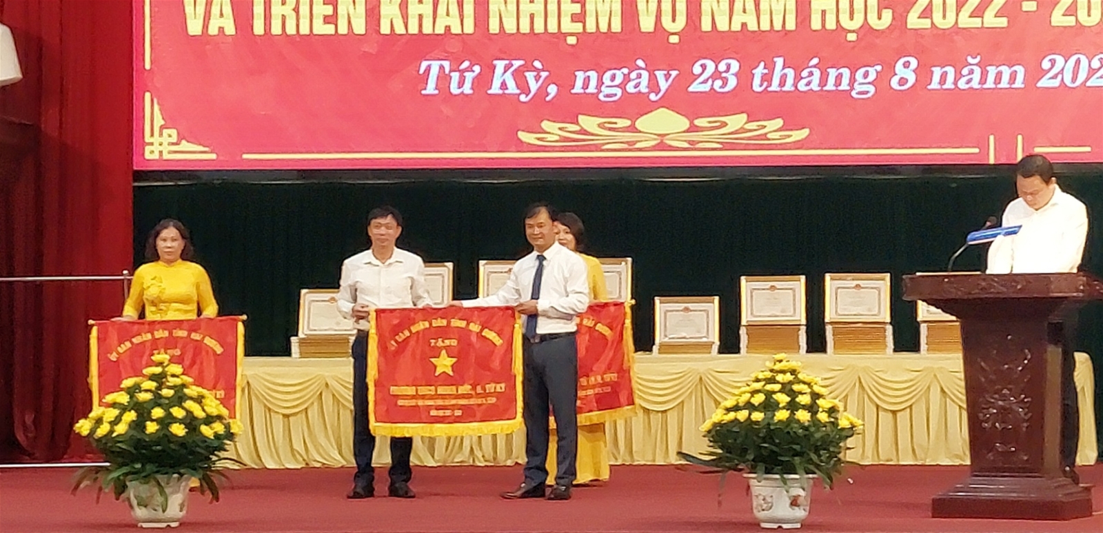 Trường THCS Minh Đức vinh dự được nhận cờ thi đua của UBND tỉnh Hải Dương